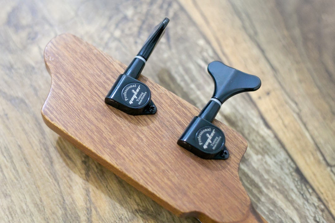 Modelo: T-Bird 2C / Ano 2026 / Artista: Fabio Mozine