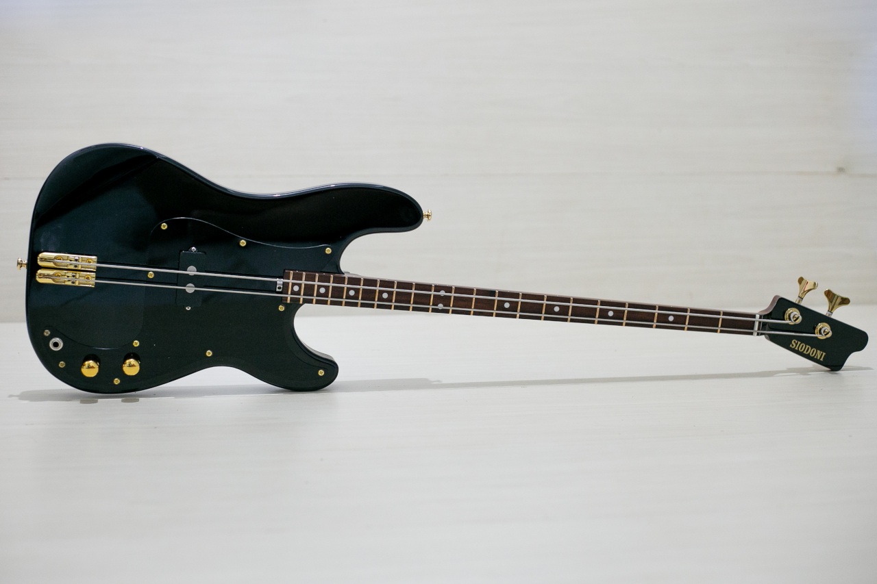 Modelo: P-Bass 2C / Ano 2026 / Artista: Nico Gallegos