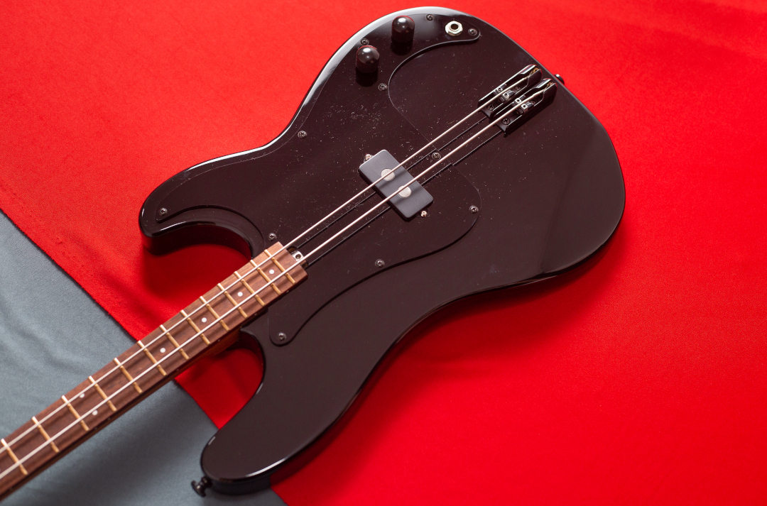 Modelo: P-Bass 2C / Ano 2026 / Artista: Victor Stephan