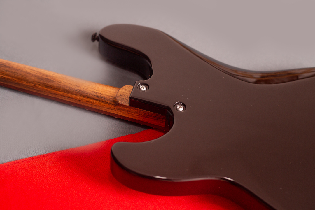 Modelo: P-Bass 2C / Ano 2026 / Artista: Victor Stephan
