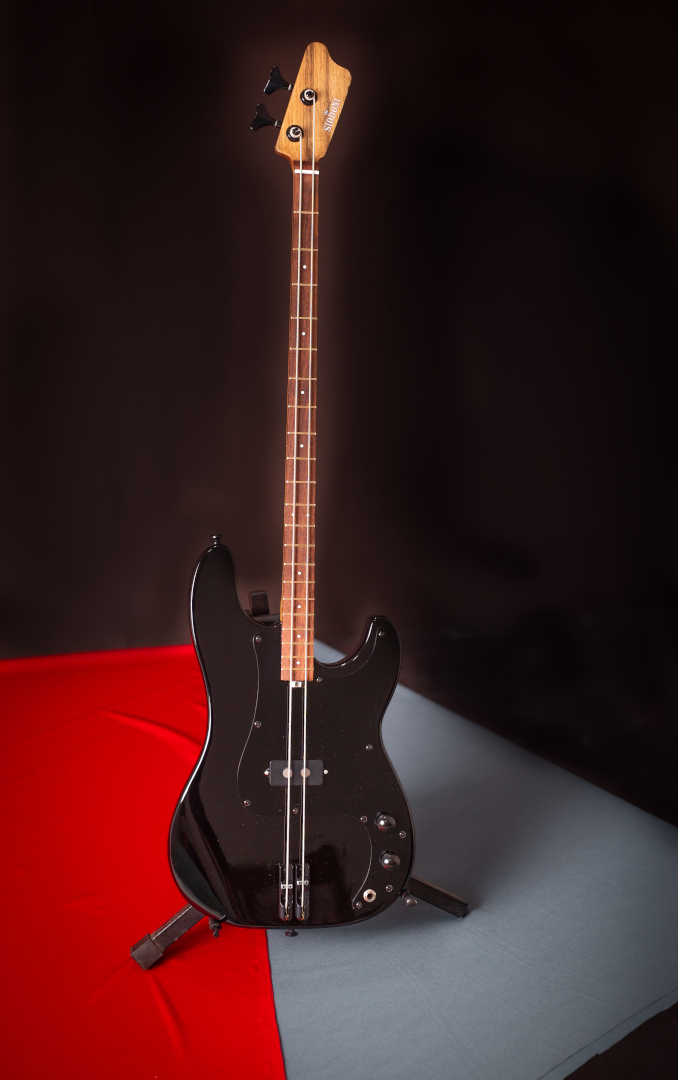 Modelo: P-Bass 2C / Ano 2026 / Artista: Victor Stephan